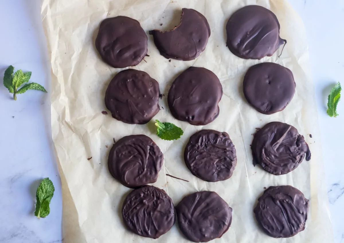 thin mint recipe with chocolate covered cookies on a baking sheet